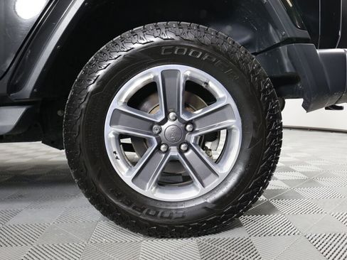 Used 2019 Jeep Wrangler Unlimited Sahara AWD/4WD image 8