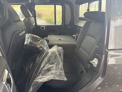 New 2025 Jeep Gladiator High Tide image 13