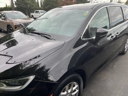 Used 2025 Chrysler Pacifica Select FWD image 2