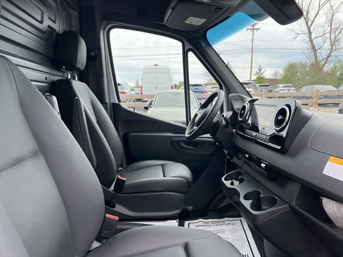 Used 2025 Mercedes-Benz Sprinter 2500 image 9