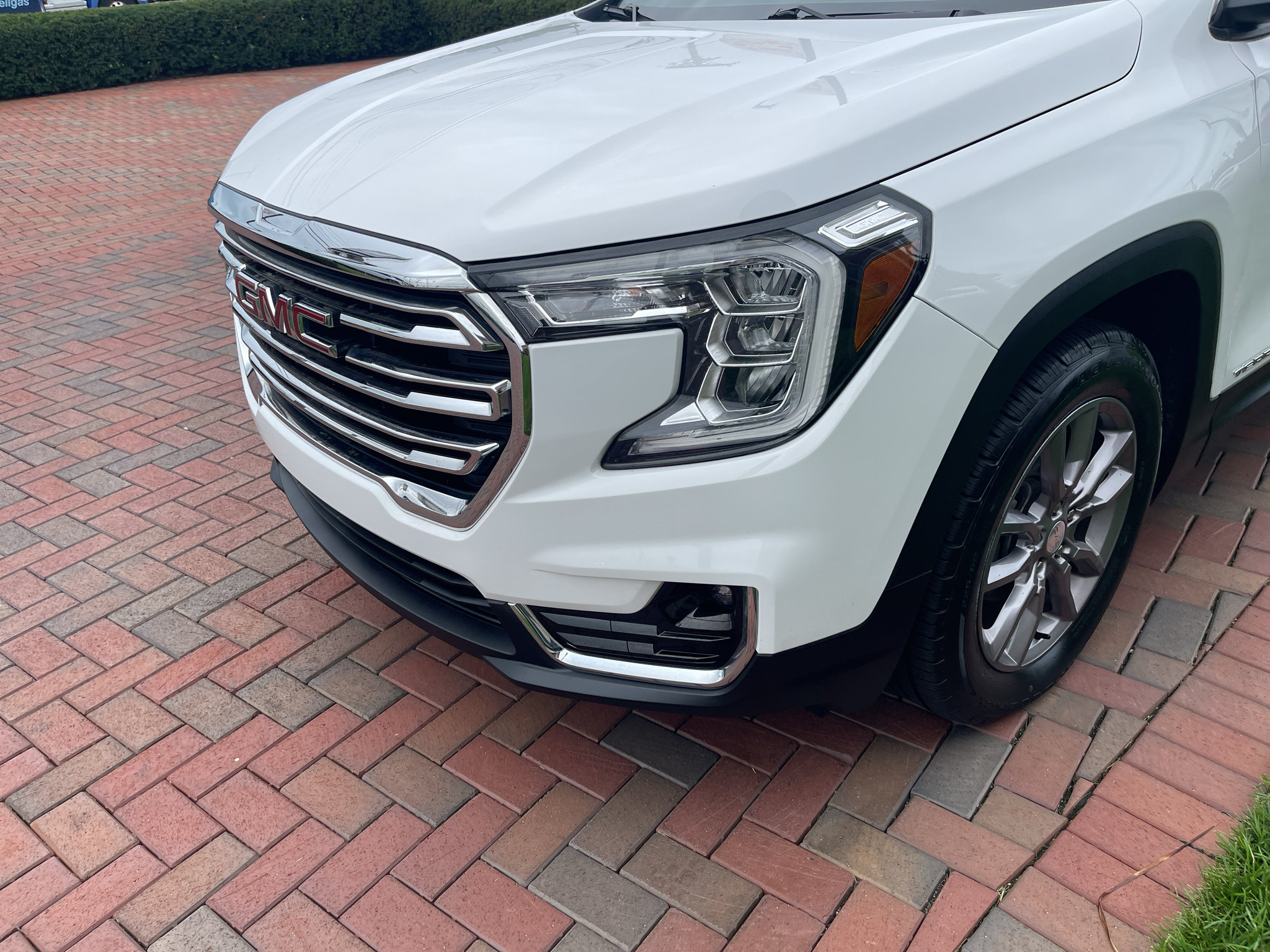 Used 2023 GMC Terrain SLT AWD/4WD image 2