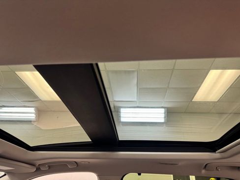 Used 2023 Nissan Rogue SL w/ SL Premium Package image 17