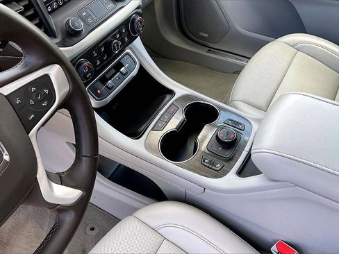 Used 2023 GMC Acadia SLT image 15