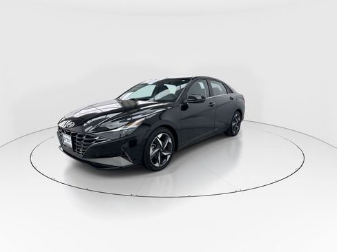 Used 2022 Hyundai Elantra Limited w/ Preferred Accessory Package image 4