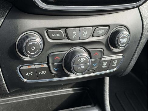 Used 2019 Jeep Cherokee Limited image 5