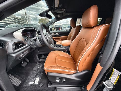 New 2026 Chrysler Pacifica Pinnacle image 13