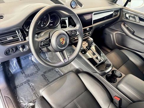 Certified 2026 Porsche Macan AWD/4WD image 4