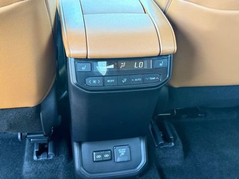 Used 2026 Toyota Highlander Platinum AWD/4WD image 27