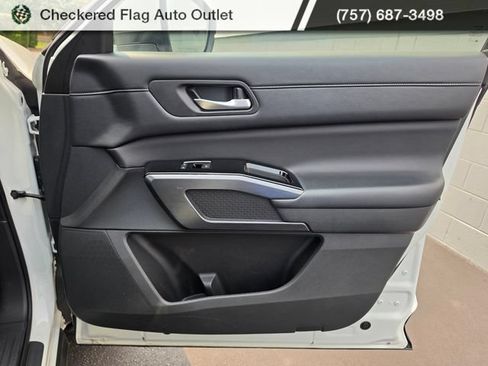 Used 2024 Nissan Pathfinder SL FWD image 47