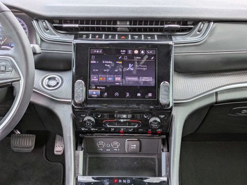 Used 2024 Jeep Grand Cherokee L Altitude AWD/4WD image 18