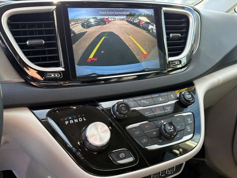 Used 2024 Chrysler Pacifica Touring-L image 8