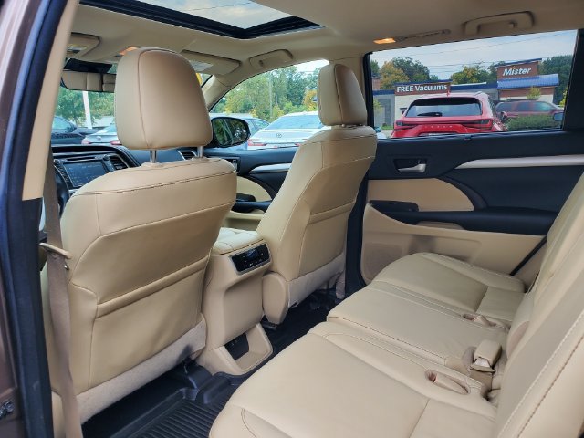 Used 2017 Toyota Highlander XLE AWD/4WD image 9