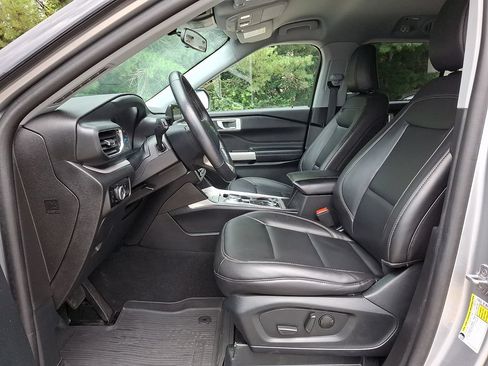 Used 2023 Ford Explorer XLT w/ Equipment Group 202A AWD/4WD image 15