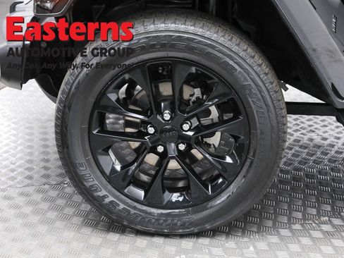 Used 2021 Jeep Wrangler Unlimited Sahara w/ Cold Weather Group AWD/4WD image 33