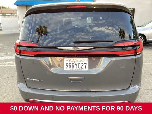 Used 2025 Chrysler Pacifica Select FWD image 4