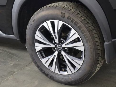 Used 2023 Nissan Rogue SV w/ SV Premium B Package FWD image 34