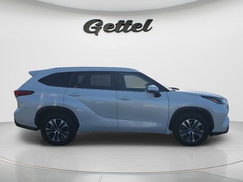 Used 2023 Toyota Highlander XLE image 3