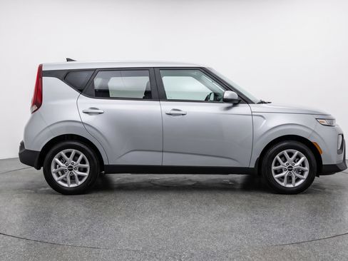 Used 2025 Kia Soul LX w/ LX Technology Package FWD image 11