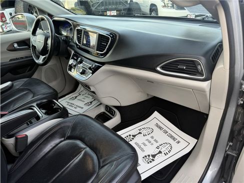 Used 2019 Chrysler Pacifica Touring-L image 31