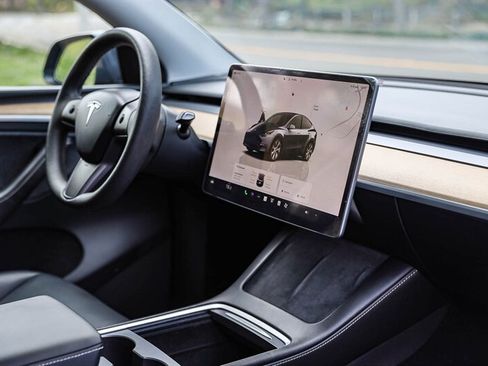 Used 2023 Tesla Model Y Long Range AWD/4WD image 23