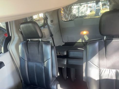 Used 2014 Chrysler Town & Country Limited w/ Luxury Group image 7