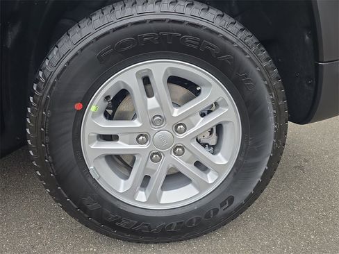 New 2025 Jeep Grand Cherokee Laredo image 32