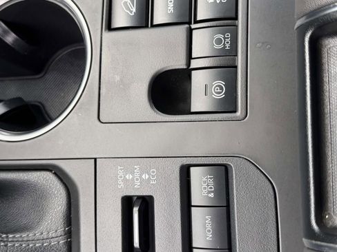 Used 2023 Toyota Highlander XLE AWD/4WD image 25