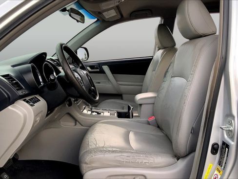 Used 2013 Toyota Highlander Plus FWD image 7