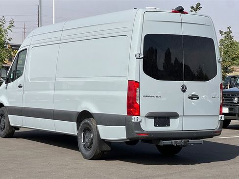 Used 2024 Mercedes-Benz Sprinter 2500 image 3