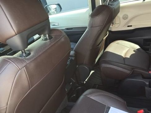 Used 2021 Toyota Sienna Platinum FWD image 24