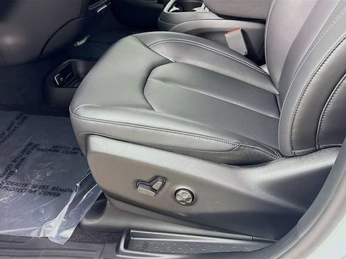 New 2027 Chrysler Pacifica Select FWD image 18