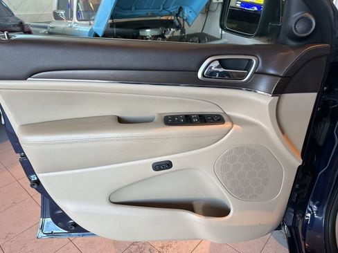 Used 2017 Jeep Grand Cherokee Overland image 14