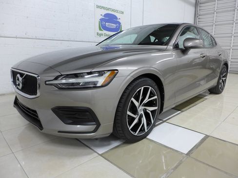 Used 2020 Volvo S60 T5 Momentum image 2