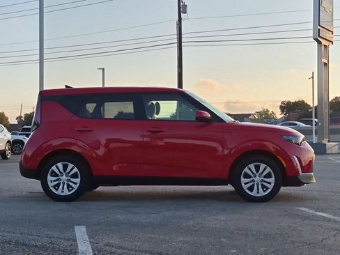 Used 2025 Kia Soul LX FWD image 4