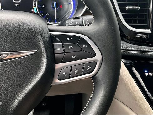 Used 2023 Chrysler Pacifica Limited FWD image 24