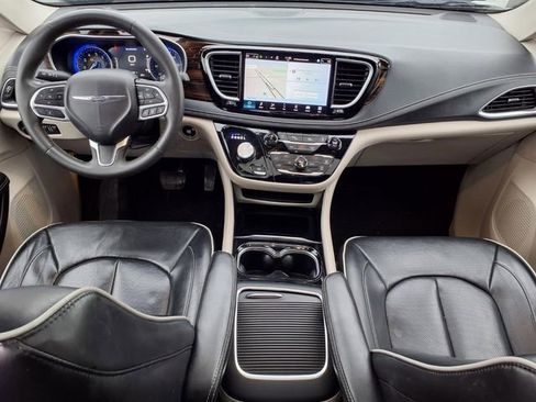 Used 2024 Chrysler Pacifica Limited image 12