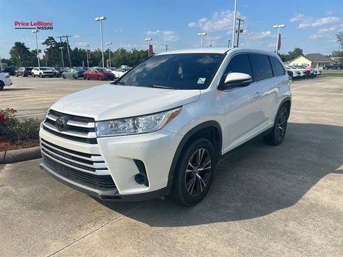 Used 2019 Toyota Highlander LE FWD image 1