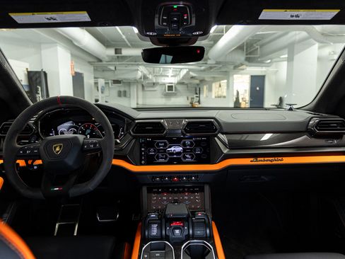 Used 2025 Lamborghini Urus SE image 31