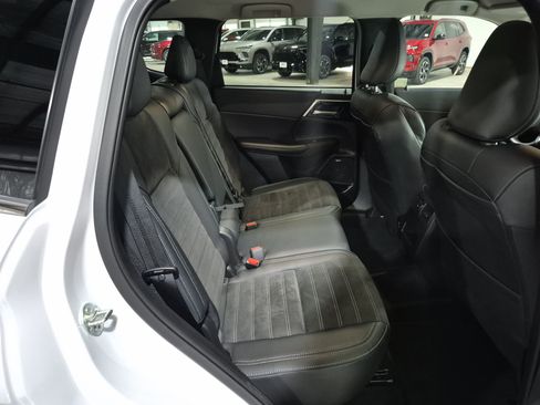 Used 2025 Mitsubishi Outlander SE AWD/4WD image 28