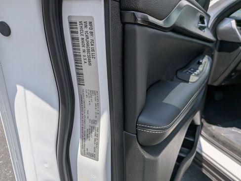 New 2025 Jeep Grand Cherokee Altitude image 34