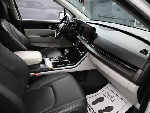 Used 2024 Kia Carnival EX FWD image 33