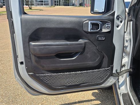 Used 2022 Jeep Gladiator Willys image 14