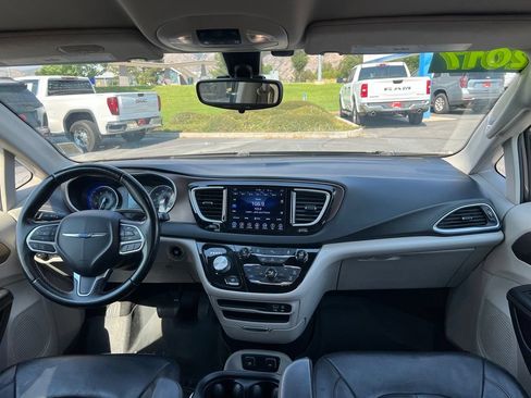 Used 2017 Chrysler Pacifica Touring-L FWD image 22