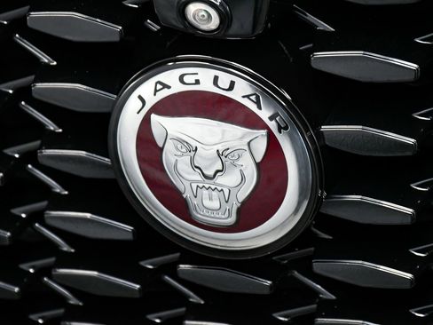 Used 2021 Jaguar F-PACE SVR image 96