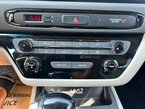 Used 2017 Kia Sedona LX w/ LX Essentials Premium Package FWD image 25