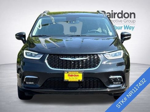 Used 2022 Chrysler Pacifica Touring-L FWD image 2