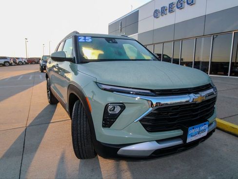 Used 2025 Chevrolet TrailBlazer LT image 2