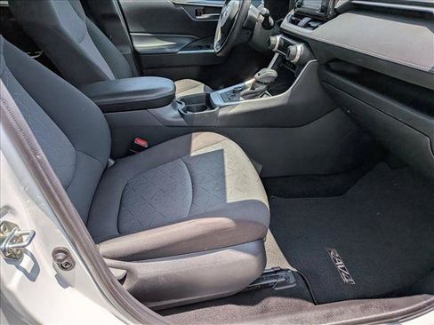Used 2020 Toyota RAV4 XLE w/ Carpet Mat Package AWD/4WD image 16