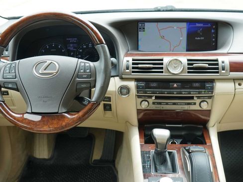 Used 2017 Lexus LS 460 w/ Comfort Package RWD image 22