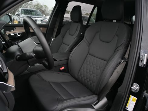 Used 2025 Volvo XC90 B6 Plus image 11